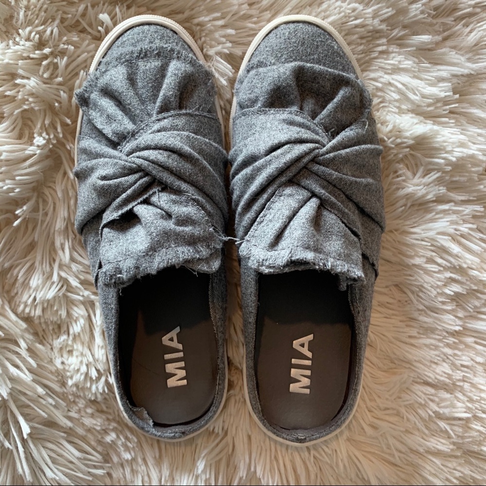 MIA Teri Bow Slides, Twist Detail